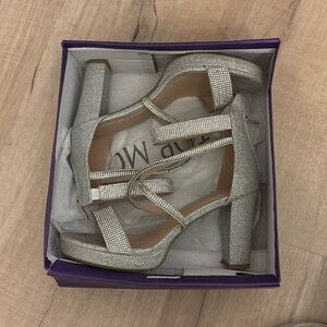 Only woren once still in good condition it is just missing one jewelry bead .